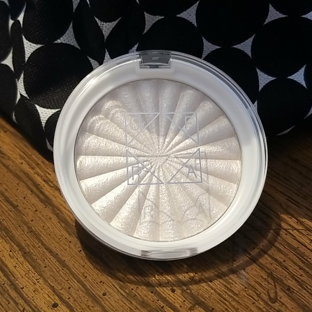 Ofra highlighter in "glazed donut"